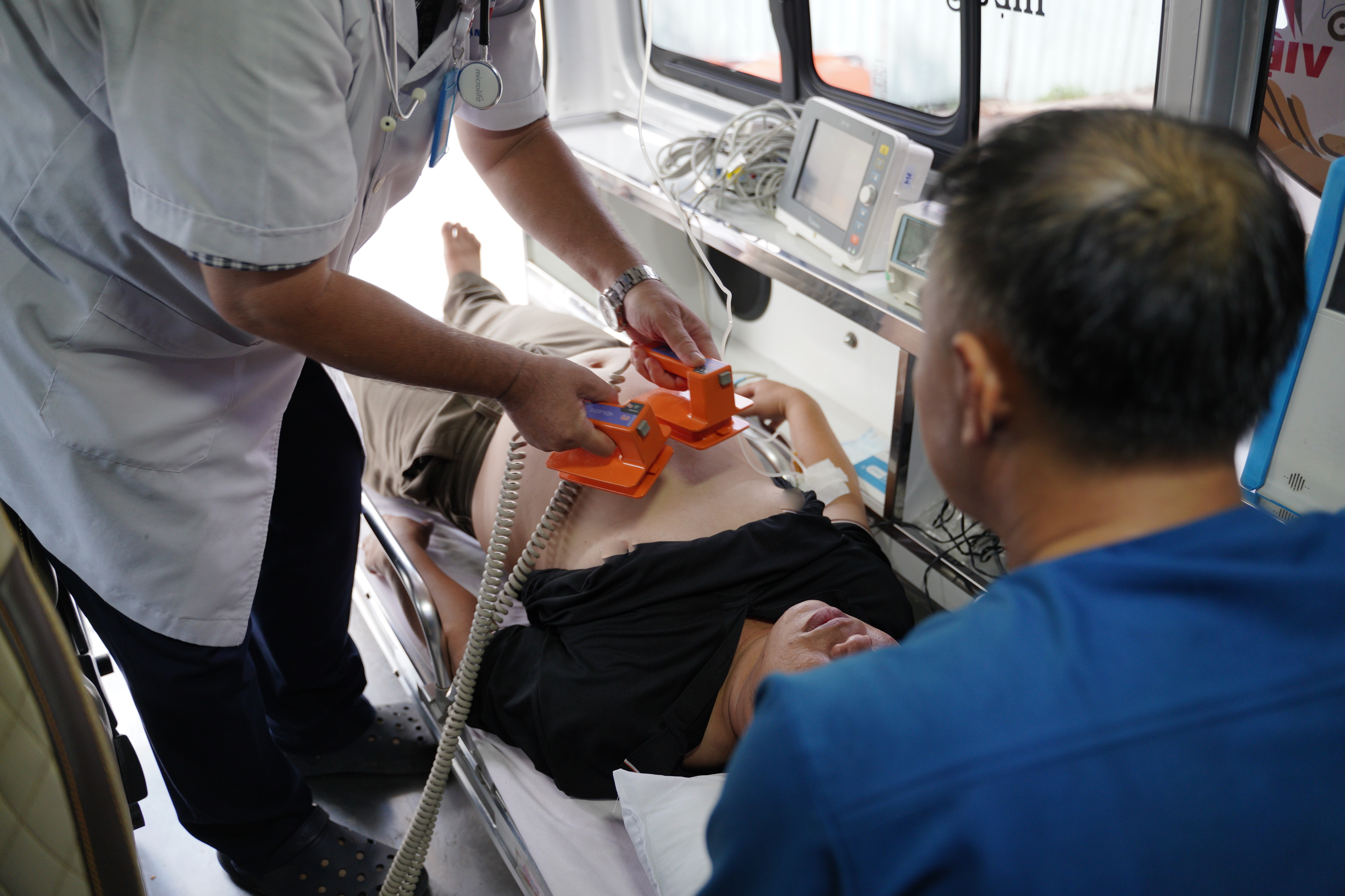 Đội ngũ nhân viên y tế cấp cứu chuyên nghiệp