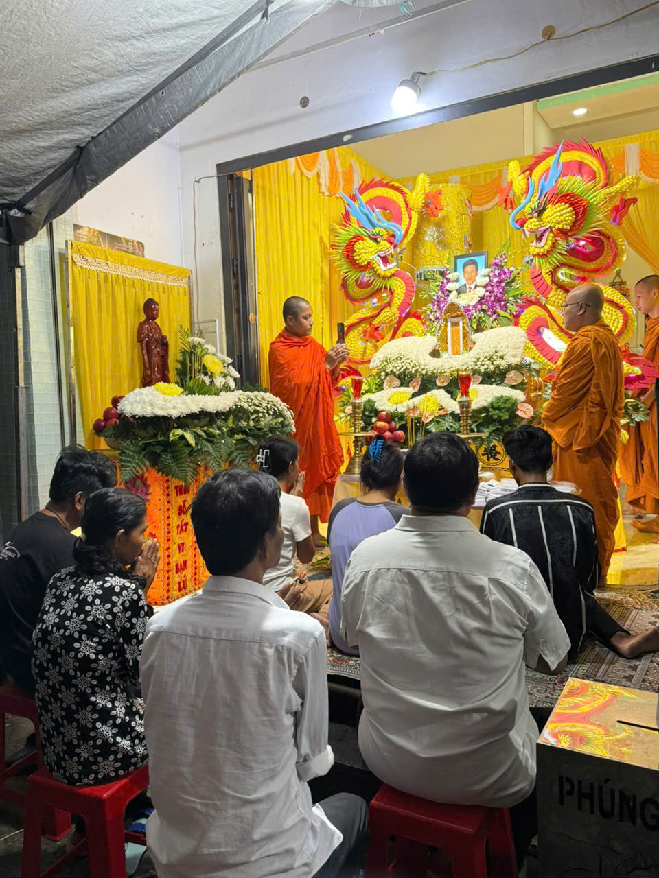 Sư sãi tụng kinh Pali