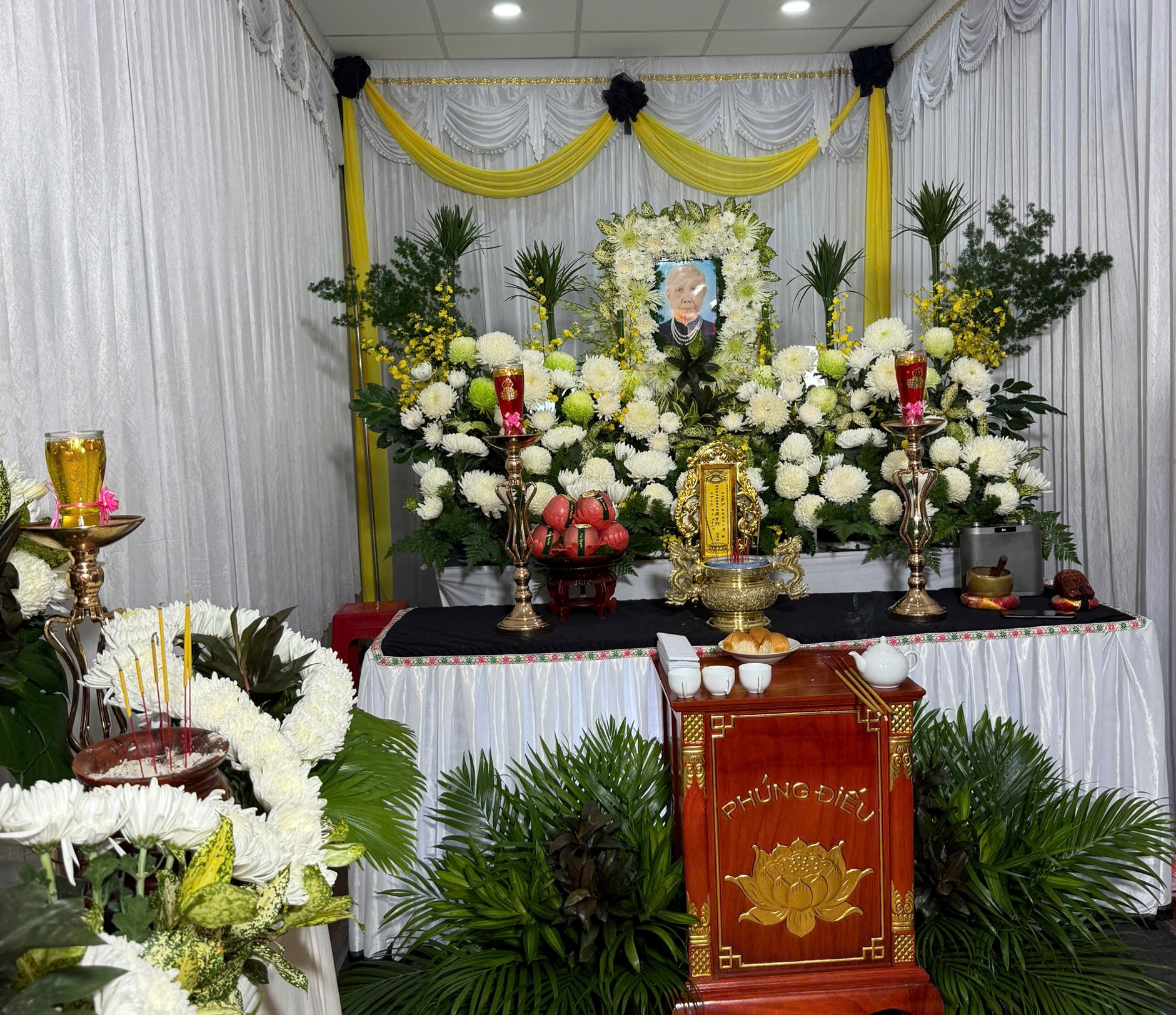 Hoa tươi và bàn vong trang trí đẹp