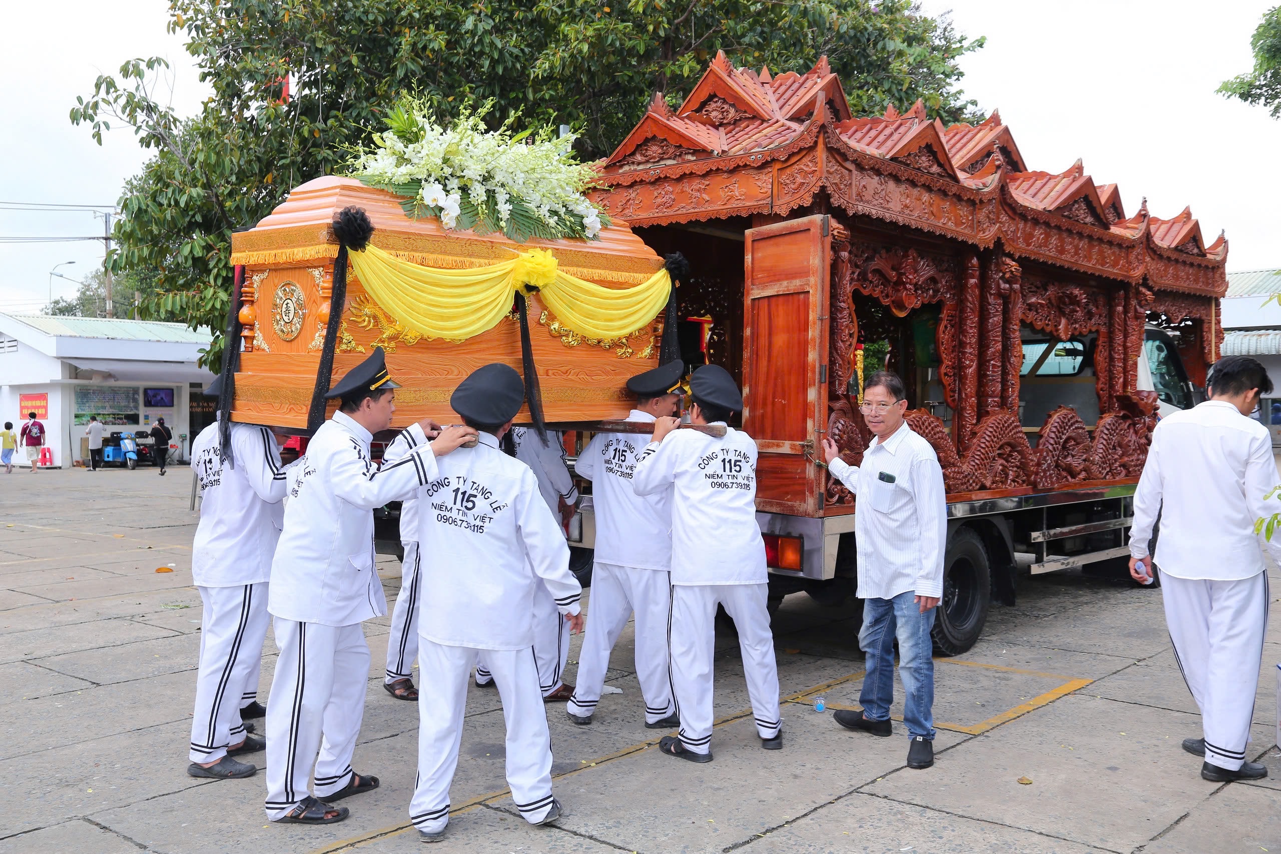 Đội nhân viên 115 chuyên nghiệp