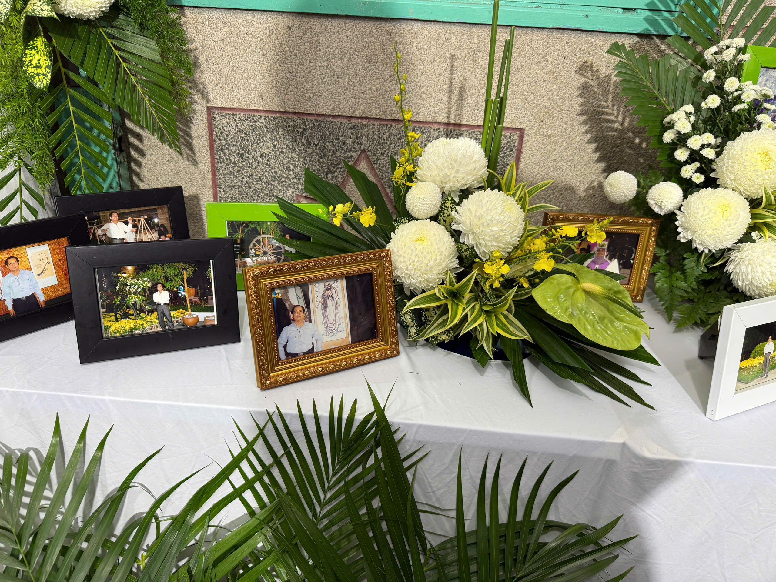 Bàn trưng bày kỷ niệm