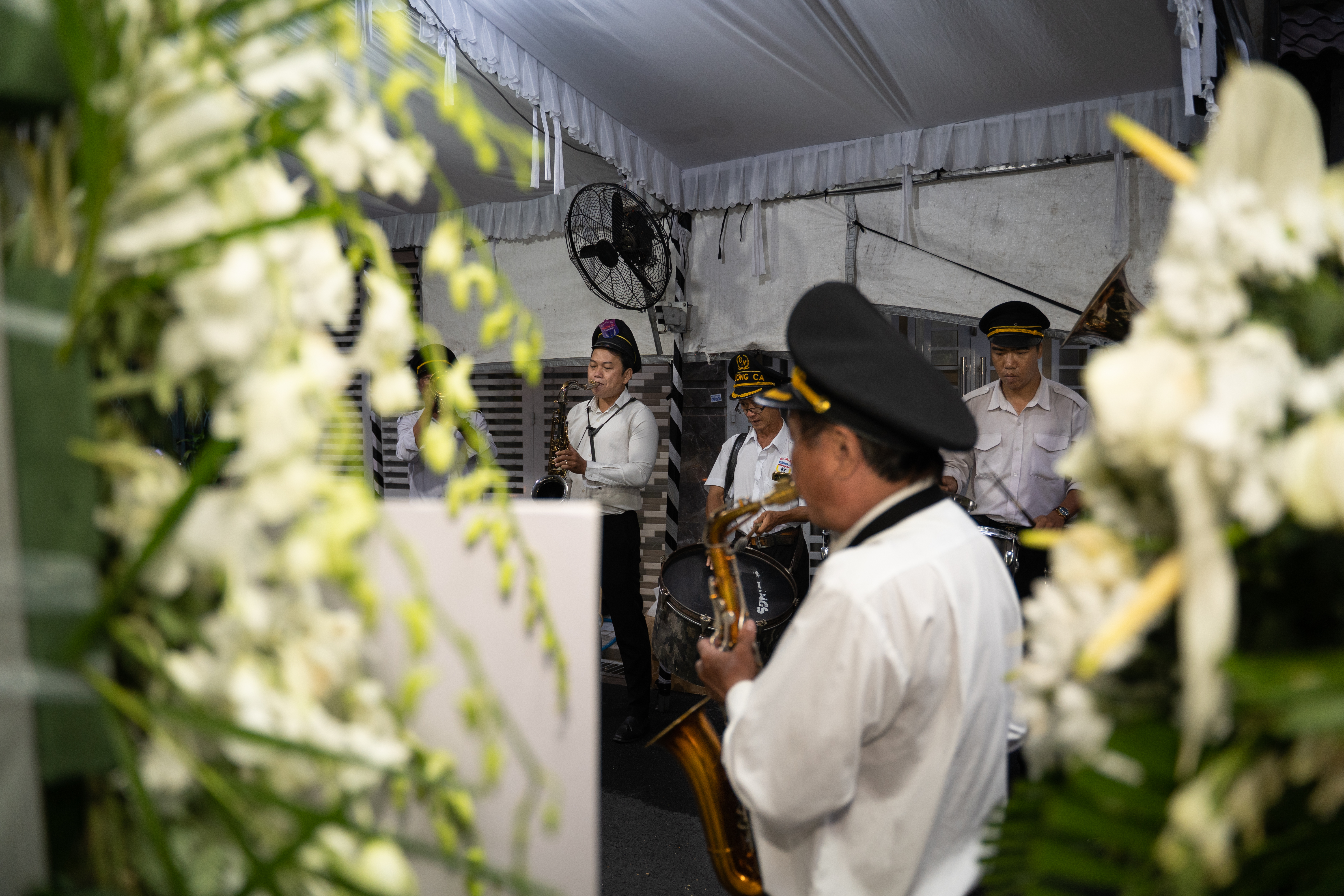 Ban nhạc kèn và hoa tươi