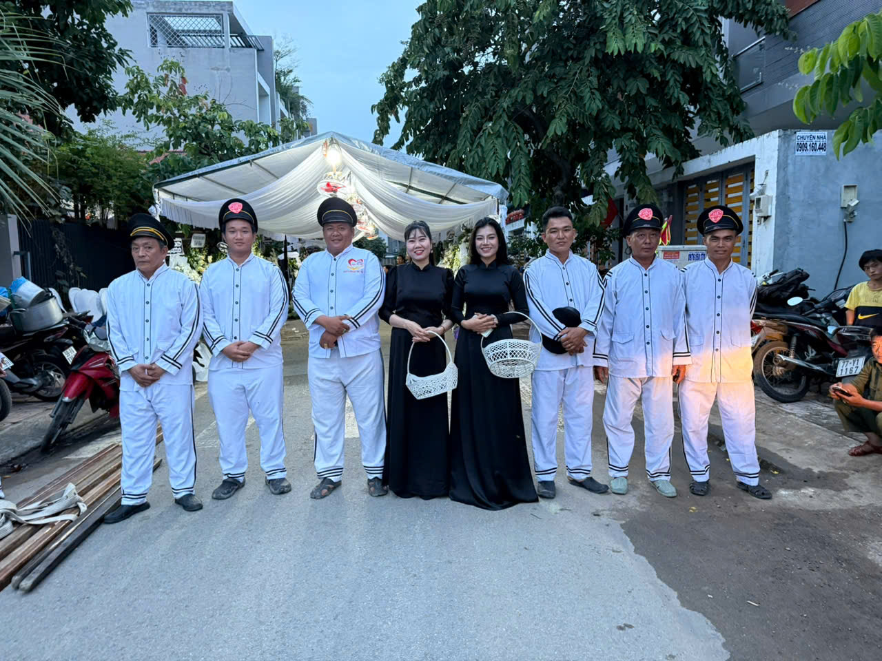 Đội nhân viên chuyên nghiệp đồng phục