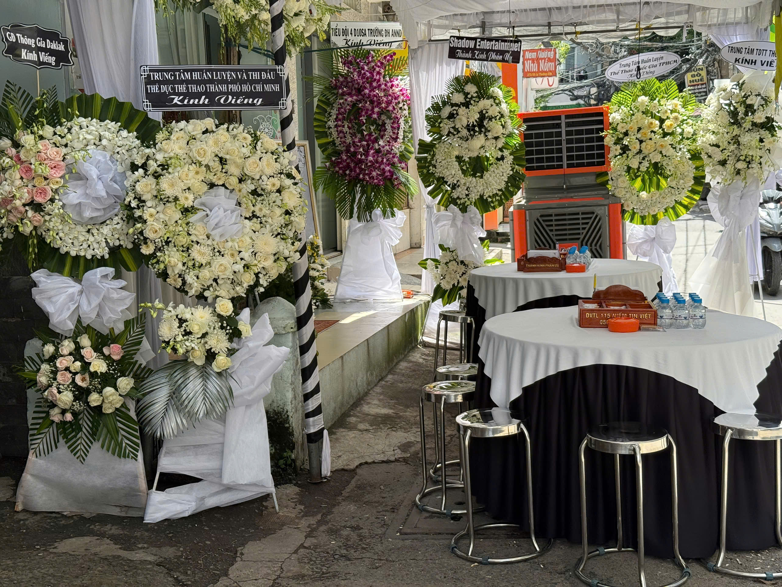 Khu tiếp khách với vòng hoa và quạt