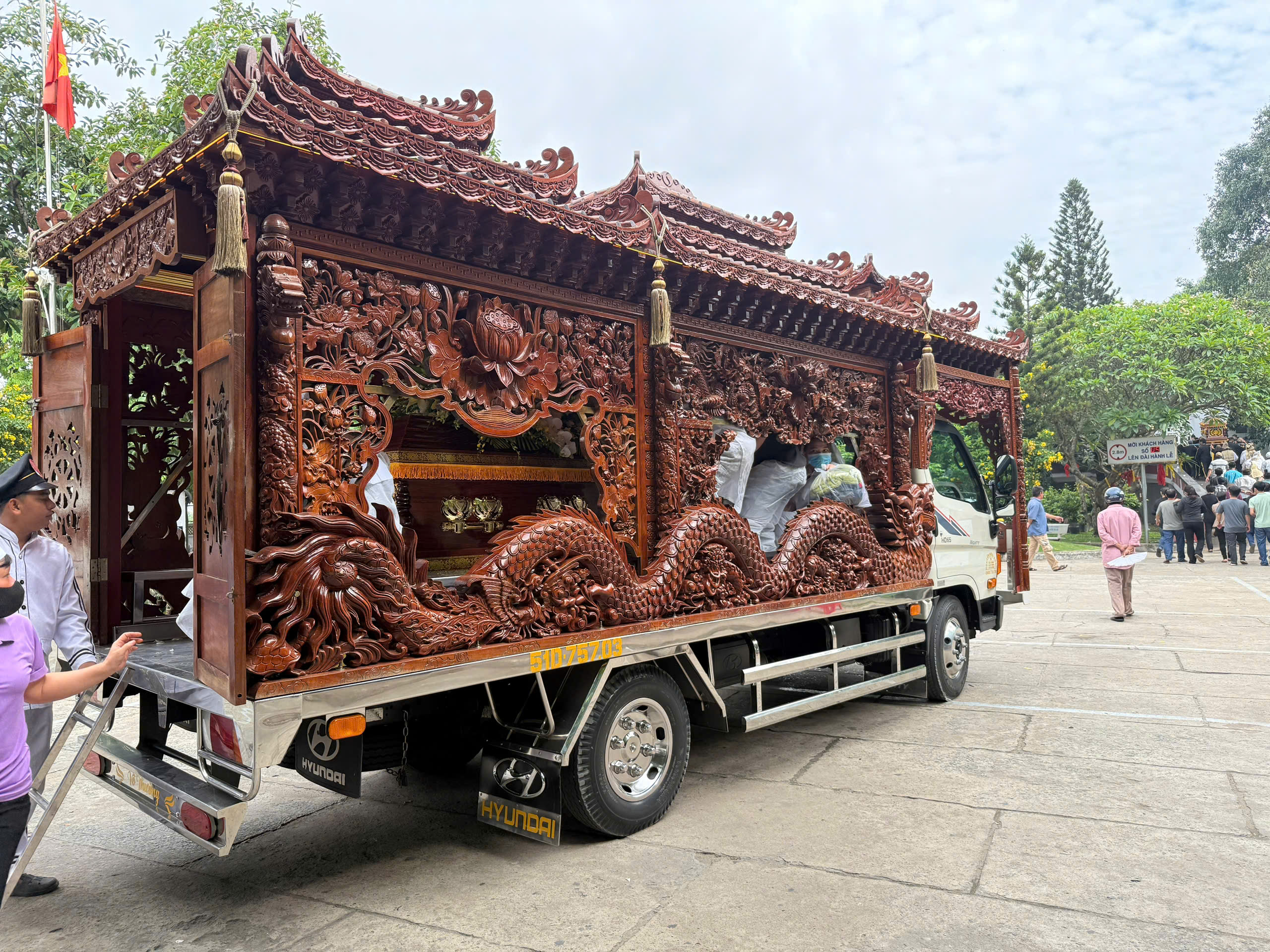 Xe rồng chạm khắc cao cấp